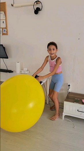 Dünyadaki en büyük balon 🤩🥳🫣🤣🤣 eylül şişirirken korktu 🤣 #shorts #giantballoon #bebekvideoları