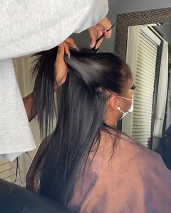 👏🏽I 👏🏽DO👏🏽MAGIC! Now Introducing my NEW Raw Brazilian Hair line! Wefts thicker ✅ Silkier ✅ Better Blend ✅ See? Wherever I can make my BRAND better... it makes ME better! She was so excited she almost hopped out the chair!😆😂😂 She always wanted a natural ponytail because it’s SOOO hot out here in Houston 🥵 🥵!!! So we did the #braidlesssewin on her natural crown! I only used one bundle of 16inch to get this look! . . Book your consultation now! . . . #microlinks #microlink #microlinkhous