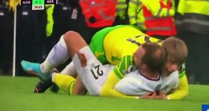 Sta per strattonarlo, poi capisce che è Eriksen: l'episodio con Williams. VIDEO