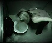 Une fille ivre aux toilettes