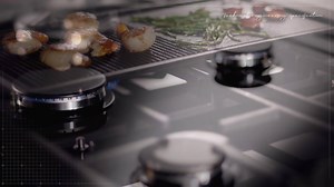 Enjoy the stylish, elegant look of a ceramic glass hob whilst experiencing all of the benefits of cooking on gas with our premium Gas-through-Glass design, available exclusively with the Sterling and Richmond Deluxe collection. stoves.co.uk/products/cooking/range-cookers/sterling-deluxe-s1000df-gtg/ | Stoves UK