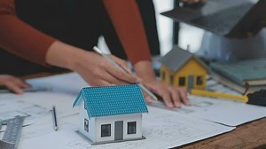 ingénieur travail dans Bureau avec plans, inspection dans lieu de travail pour architectural plan, construction projet ,entreprise construction