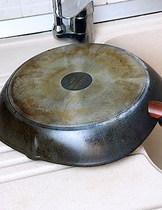 A hack to clean the bottoms of dirty pans 👇 | Creativo UK