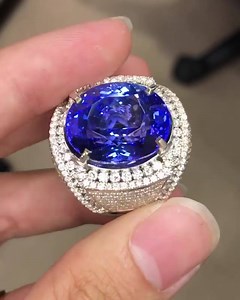 It is amazing to See Madagascar producing Sapphires that rival the Sri Lankan Gems of the finest quality and lustre minus the highstreet markup. Amazing Gem stories with #Gemstoneuniverse: https://www.gemstoneuniverse.com | Gemstoneuniverse