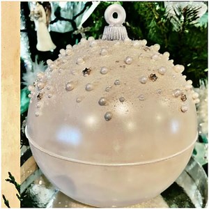 Christmas Bauble Pinata Cake | MetDaan Cakes