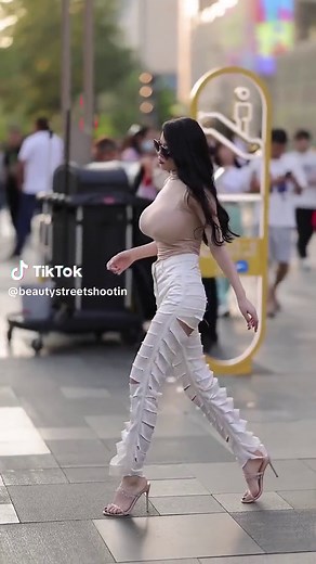 Big Bust Beauty in Bikini: Gorgeous Girls with Massive Natural Boobs