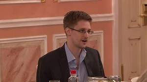 File:Edward Snowden speaks about NSA programmes at Sam Adams award presentation in Moscow.webm - Wikimedia Commons