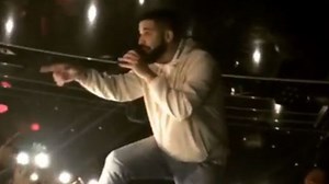 Drake expulsa de su concierto a un hombre que estaba manoseando a las mujeres
