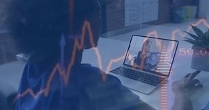 Remote-Analyst, der Anruf- und Scroll-Geschäftsdaten als: Stockvideos & Filmmaterial (100 % lizenzfrei) 3998834551 | Shutterstock