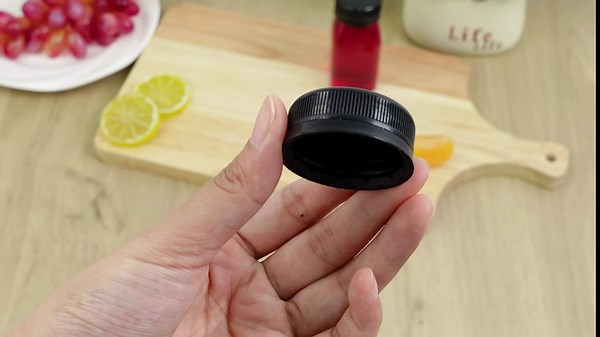 Hsei 50 Pcs 4 oz Plastic Juice Bottles with Black Caps Transparent Clear Containers with Tamper Proof Lids Mini Bottles for Mini Fridge Juice Water Milk Other Beverages