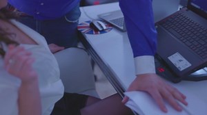 Szef pieprzy gorące duże cycki sekretarki w biurze. szybki seks w biurze - nie może trwać dłużej niż 1 minutę w jej cipce