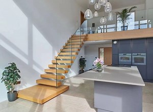 [Hot Item] Solid Wood Stair Treads Floating Staircase Invisible Steel Stringer with Glass Railing