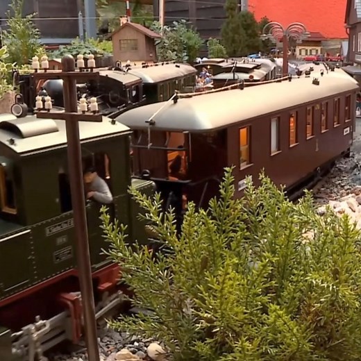 À tous les fans, collectionneurs, fondus, amateurs de trains miniatures, l'équipe de Limoges Enchères est heureuse d'offrir ces 100 secondes qui illustrent notre grande vente du 📆 15 février à 14h. 📍Accessible 32 rue Gustave Nadaud à Limoges ou en live sur interenchères (voir le lien en bio) 371 lots avec toutes les grandes marques que vous connaissez, ou pas : #joueftrain #hornbytrains #hornby #jep #jeptrain #joustra #atlastrains #rocotrain #fleishmann #limomarklin #Bemo #marklin #rivarossi #