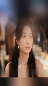 2.8K views · 49 reactions | Cô gái bất ngờ nhìn thấy bức ảnh người bạn thân nhất đã qua đời tám năm trước, ngay lập tức lạnh sống lưng và chạy khỏi đám cưới | Delphis flower | Facebook