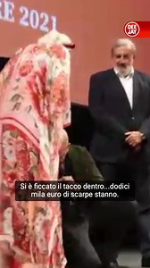 Checco Zalone bacia Helen Mirren sul palco del Bif&st: "Siamo tutti vacinadi"… Ma attenzione al tacco 😀 | Radio Deejay