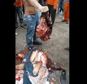 The best gore video dismembering - The man was dismembered and the others were getting excited about it - XGore - Extreme Gore Videos