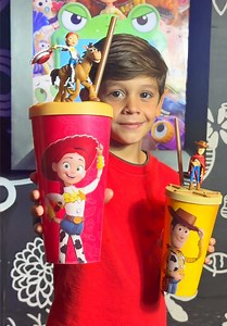 La saga que nos vio crecer está de vuelta 🥹❤️ ¡Ya llegaron a nuestros cines los vasos coleccionables de #ToyStory5! 🎬🥳 Llévate a casa a Woody, Buzz y Jessie con estos increíbles combos: ➡️Combo Mediano: 🍿1 cotufa mediana 🥤1 vaso coleccionable con bebida @goldensabores 🍫1 botecito fudge @Once Once Combo para Dos 🍿1 cotufa extragrande 🥤1 vaso coleccionable con bebida @Golden Sabores 🥤1 bebida grande ¿Cuál escoges? ¡EDICIÓN LIMITADA, HASTA AGOTARSE SU EXISTENCIA! #ToyStory #Cine #Peliculas