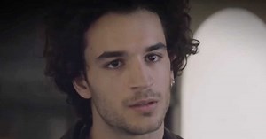 Mikaël Mittelstadt : le comédien d'Ici tout commence change de look et adopte une nouvelle couleur de cheveux