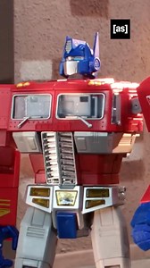 Los Transformers combaten el mal, pero hay un ser que se quiere sumar a la lucha #PolloRobot 🤖⚔️ | Adult Swim LA.