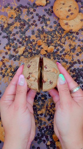 It’s time to get CHUNKY with your DUNK! 🍪🥛 Chunky Dunk returns this Sunday at 8pm CST!! This is a brown sugar cookie base stuffed with chocolate chip cookie chunks, chocolate chips, cookie dough bites, and a french vanilla cake pop core. The MEGA one pound version is stuffed with french vanilla cake pop core and chocolate chip cookies. 😋Comment 🍪🍪 for a chance to win free cookies!! We pick winners weekly!! 😉​​​​​​​​​​​​​​​​​​​​​​#teamcookie #cookie #cookies #fatandweirdcookie #fatandweirdc