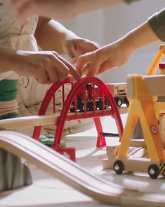 Med detta 54-delar 33097 Frakt- och järnvägsset Deluxe är fraktvärlden nästan komplett. Detta är en actionfylld tågvärld med häftiga last- och lyftfunktioner i kranen och godsstationen 🚂👷🏗️. Ta reda på mer: https://www.brio.se/produkter/alla-produkter/jarnvag/tagset/frakt-och-jarnvagsset-deluxe | BRIO