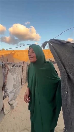 An elderly Palestinian woman demonstrates remarkable strength and conveys her profound connection to her homeland🥺🇵🇸 | Palestine