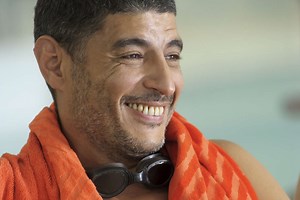 Adda Abdelli nage dans le rire