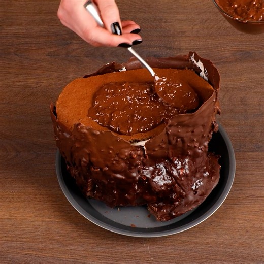 Crunchy, creamy homemade cake surprise! 🍰 | MetDaan Cakes