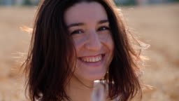 Verticale de la belle jeune femme brune regardant à l’appareil-photo...