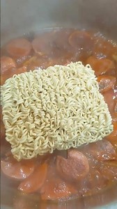 Upgrade your Ramen with sausages and cream 🍜🔥 #easyrecipe #lowbudgetrecipes #sausagerecipe