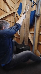 💪 Kindel haare. Tõeline jõud. Just selline näeb välja ebatavaline trenn tangidega KNIPEX Alligator® 88 01 180. Need tangid tõestavad, et vastupidavus ei piirdu ainult tööobjektiga. Tänu spetsiaalselt karastatud hammastele (~61 HRC), tugevale läbivale poltühendusele ja robustsele konstruktsioonile haaravad need ümarat metalli kindlalt ning ei libise paigast. Olenemata sellest, kas töötad torudega, ehitusobjektil või hoopis spordisaalis, hammustab Alligator alati usaldusväärse stabiilsusega. 👉 M