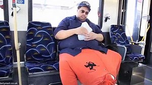 Warren Mantan Pemilik Kantung Zakar `Raksasa` Meninggal