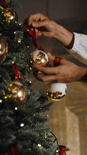 A celebration of Italian craftsmanship and festive splendour where hand-crafted artistry gives life to timeless masterpieces that bring joy and auspiciousness to the Holiday season. #AcquadiParma​ #holiday #italianlifestyle #TheEssenceofItalianLife #craftsmanship | Acqua di Parma