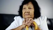 Nahaufnahme von senior Frau mit Rohrstock