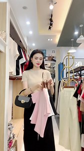7.7K views · 18 reactions | Áo thun croptop cổ tròn màu kem nâu nhã nhặn, đơn giản mà cuốn hút, dễ phối đồ và chuẩn gu nàng yêu thích sự tinh tế! Ghé NK sắm ngay một em nàng nha 퐓퐇퐔퐍 ퟐퟓ + 퐒퐈퐙퐄 + 퐌퐀̀퐔 #nkfashion #thoitrangcongso #aothun | NK Fashion | Facebook