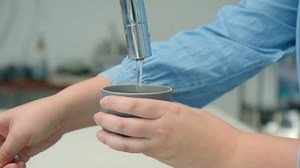 Full Circle Bubble Up Combo – Family Safe, Formaldehyde-Free – Gray Ceramic Soap Dish with Plant-Based Sponge & Bamboo Dish Brush – Versatile Kitchen Scrub Brush Set for Pots, Pans, Counter & Ovens