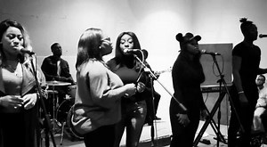 Saturday Night Jam sessions. It's always nice to surround yourself with great talent. Trust me it's contagious! #music #singing #artist #jamsession #openmic #saturdaynight #beautiful #harmony #songwriter #vocalist #musica #rnb #recordingstudios #liveband #saturdayvibes #talent | Princess Wonda