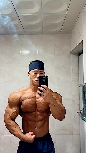 🔥💥🙌👁👁Massive and Muscular: All three individuals have a high degree of muscle mass, often referred to as being "jacked," "ripped," or "swole." ​Low Body Fat Percentage: Their low body fat allows for visible abs, muscle separation, and in some cases, vascularity. ​Aesthetic and Symmetrical: They all exhibit good proportions and a balanced look between the upper and lower body, creating an aesthetic physique. ​Well-Defined Upper Body: Shoulders, chest, and arms are particularly well-developed