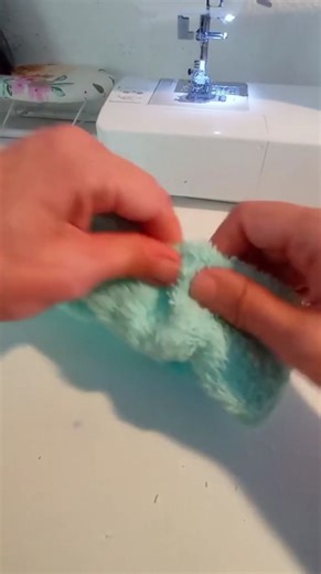 Retrouvez au même endroit mes tutos pour la salle de bains ..#compilation Quand je fais un tuto de fleur de douche vous me dites ''il existe des gants de toilette'' ,quand je fais un tuto de débarbouillette vous me dites ''c'est un gant de toilette quoi!'' quand je fais un tuto de gant de toilette vous me dites ''nid à microbes 😄😄 . Ma passion c'est la couture ,je ne donne pas de leçons d'hygiène par ici .Donc , appelez les''trucs pour se laver '' comme vous voulez . Utilisez ceux que vous vou