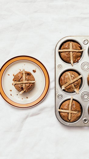 EASTER CHOCOLATE SPICED HOT CROSS MUFFINS RECIPE 🤎🤎 Our take on a classic Easter special! Save this post for the recipe and check out our Easter Chocolate Cups 🐣 Serves: 8 Time: 35 minutes INGREDIENTS 1 3/4 cups flour 1/3 cup coconut sugar 1 1/2 tsp baking powder 1 1/2 tsp cinnamon 1 1/2 tsp ginger 1/4 tsp nutmeg Pinch of sea salt 1/3 cup coconut oil, melted 1 cup plant-based or dairy milk 1 banana, mashed 50g dark chocolate, roughly chopped Cross Paste: 1/2 cup flour 4-6 tbsp water ¼ cup map