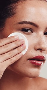 Visage, coton et lingette avec femme, : vidéo de stock (100 % libre de droit) 3924676525 | Shutterstock