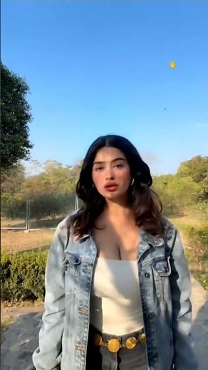 Sexy Busty Babe Huge Cleavage