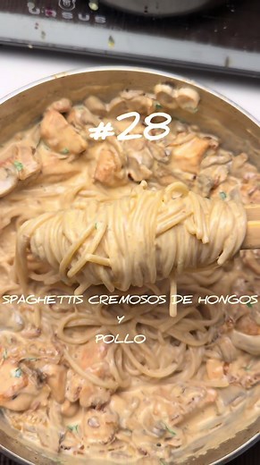 Spaghettis cremosos de hongos y pollo — receta fácil