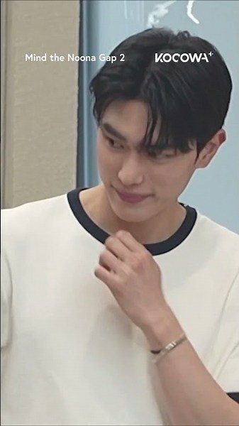 Dinner wasn’t ready yet, but the love lines already started cooking. #kvariety #mindthenoonagap2