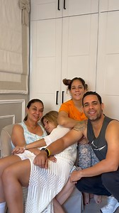 185K views · 103K reactions | El tiempo pasa volando… pero el amor de familia sigue igualito. 30 años atrás, cuando teníamos menos responsabilidades . Gracias a Dios por mi mamá y mis hermanas, que han sido mi fuerza, mi risa y mi hogar desde siempre. Lo que éramos, lo que somos y lo que seguiremos siendo: familia bajo la gracia de Dios… PD: Papi tiró la foto ️ #DiosControlando | Albert Mena | Facebook