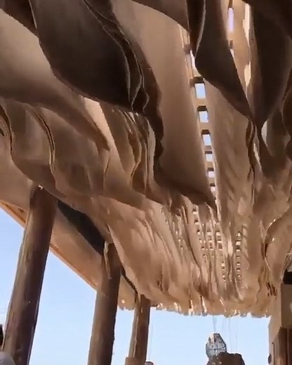 106 reactions | Incroyable décoration de plafond qui prend vie avec l'aide du vent ! Conçue par @K_Studio_GR pour l'hôtel Romanos Costa Navarino Resort en Grèce. #décorationextérieur #décorationplafond #beautifuldestinations #travelvideo #travelaroundtheworld #wonderfulplace #travelshot #travelnow #worlderlust #inspirationdéco #inspirationterrasse #terrasse | L'Univers de la Maison | Facebook