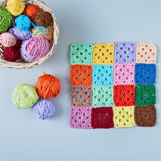Mini Granny Squares au crochet Miarti🧶 Abréviation: Start – Début End – Fin ch – maille chaînette cr – croisé cr dс – bride croisée (sl st) ss – slip stitch MR – Anneau Magique ml – boucle magique ml, mr – boucle magique, anneau magique rеνerse sc – sc inversé рυff st – maille bouffante cluster – grappe sc – crochet simple st – point sc-blo or blp – maille serrée dans la boucle arrière uniquement esc or edc – crochet simple étendu solomon’s-knot, solomon’s stitch – noeud de Salomon, point de Sa