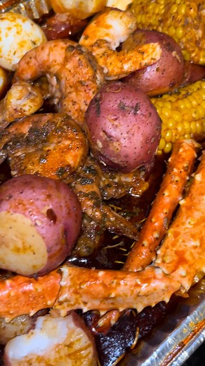 🔥🦞EASY SEAFOOD BOIL🦞🔥 • Craving something packed with flavors and textures!? Well this seafood boil has you covered! It’s so easy & you can make in it the comfort of your own home!! The best part is you make it your own way, Add in your favorite ingredients like shrimp, clams, lobster, crab legs, sausage, corn, potatoes, eggs etc. Sometimes I like to go all out like I did for this video and sometimes I just want shrimp and potatoes! That’s the beauty of cooking..make it how you like it😊 REC
