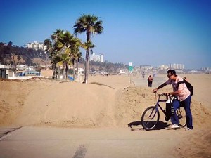 BEACH CLOSED: A sand berm was installed on the bike path on the border of #SantaMonica and Los Angeles at Will Rogers State Beach. The beach and bike path are closed Friday, Saturday and Sunday for the 4th of July Weekend. 🇺🇸🧨 | Santa Monica Close-up