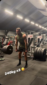 Bar time baby 🏋🏼‍♀️ 3rd session of the day and 5mile run this morning and a cheeky shoulder session at lunch…. So I’m happy to hit these numbers ☺️ Dead’s working up to 260kg and it flew up so a happy chappy , must be the beard!! I know identify as a hybrid athlete what ever the fuck they are 🙄 #uk #u90kgstrongman #dead #feelingmyself #beard #hybrid | Daryl Earls